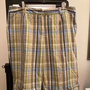18 W Ashley Stewart plaid Bermuda shorts